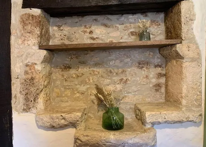 Maison Medievale Climatisee Avec Jardin * مونبازيير